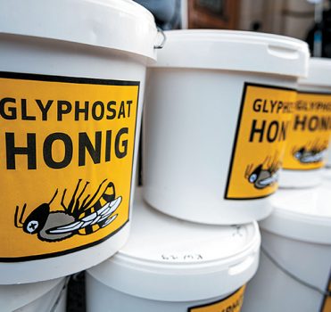  | Beekeepers' pair hand over glyphosate honey