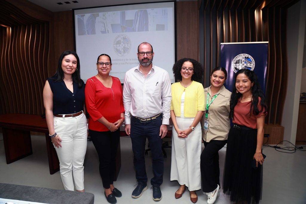 EMPRESARIALES EVENTOS  | Capac rinde homenaje a medios